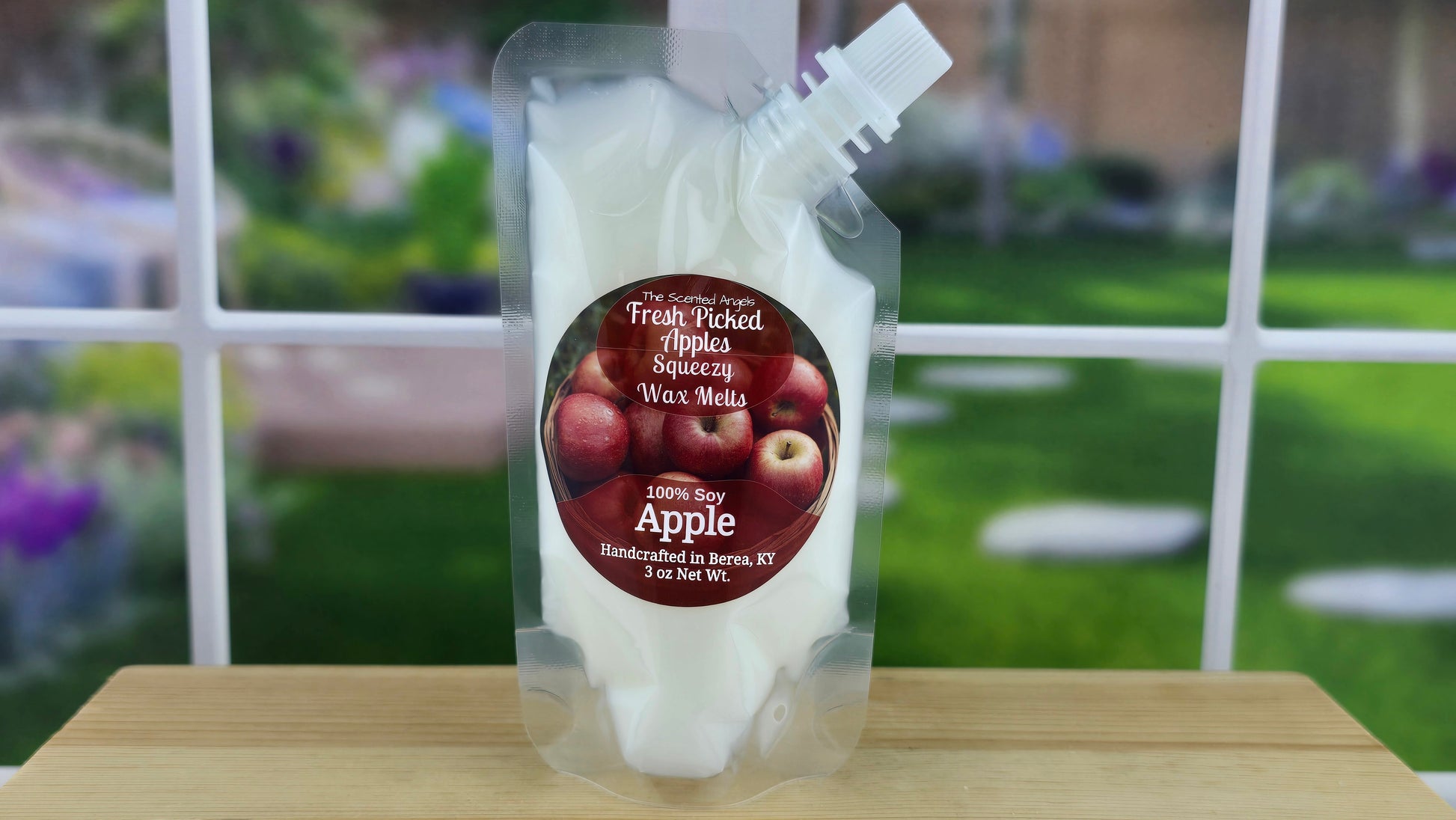 Fresh Picked Apples handmade wax melts by The Scented Angels in clamshell and Squeeze Wax™, featuring a crisp, juicy, pure apple fragrance.