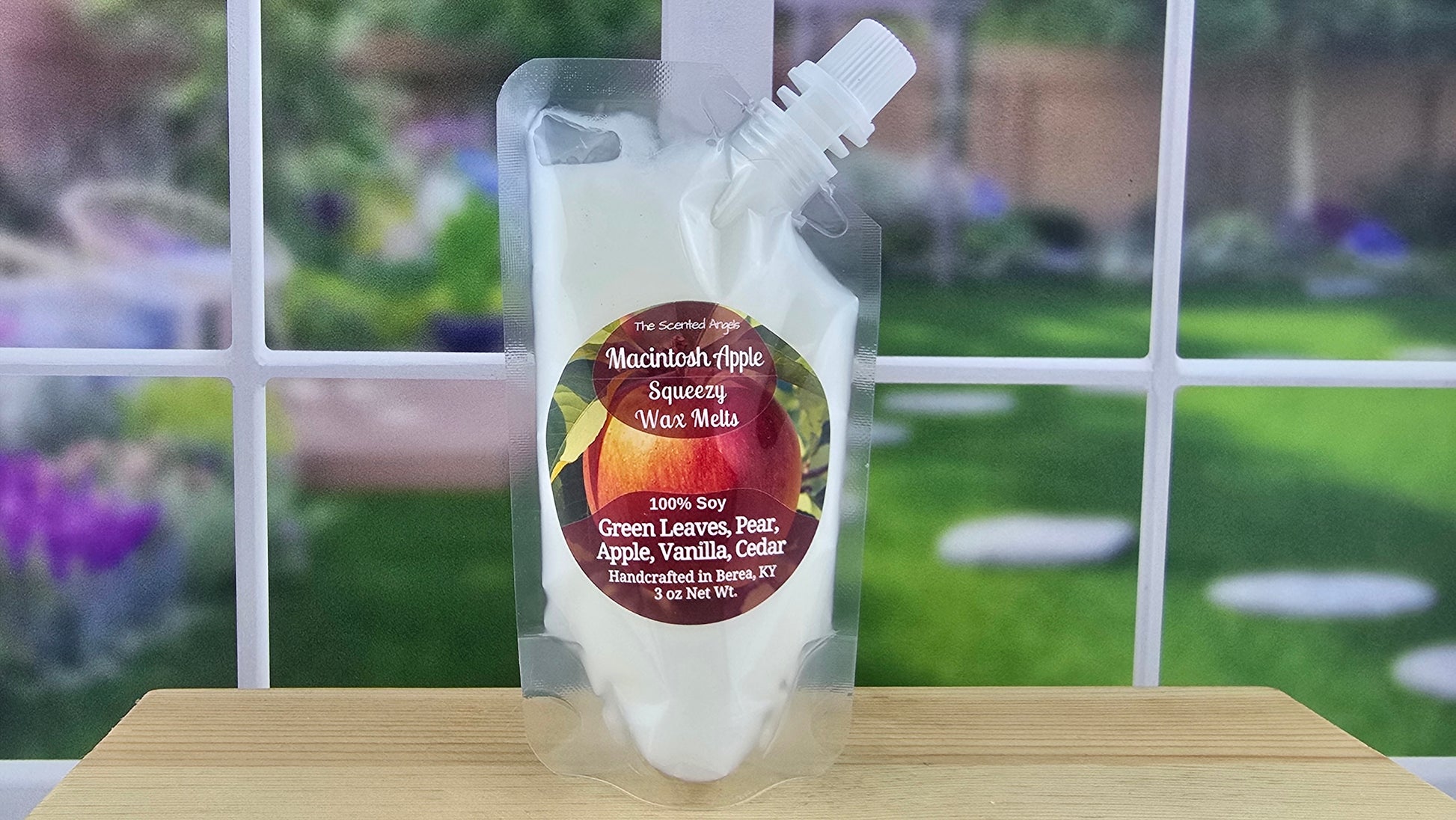 Macintosh Apple handmade wax melts by The Scented Angels in clamshell and Squeeze Wax™, featuring crisp apple, pear, green leaves, vanilla, and cedar.