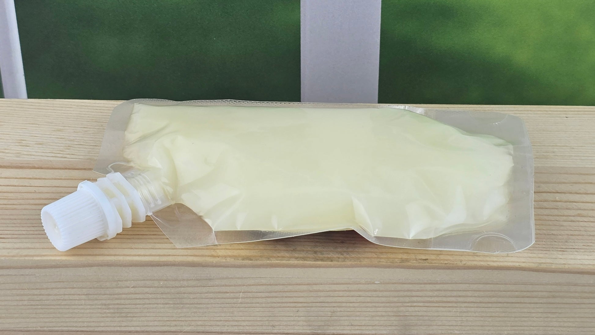 back of squeezable wax melt pouch